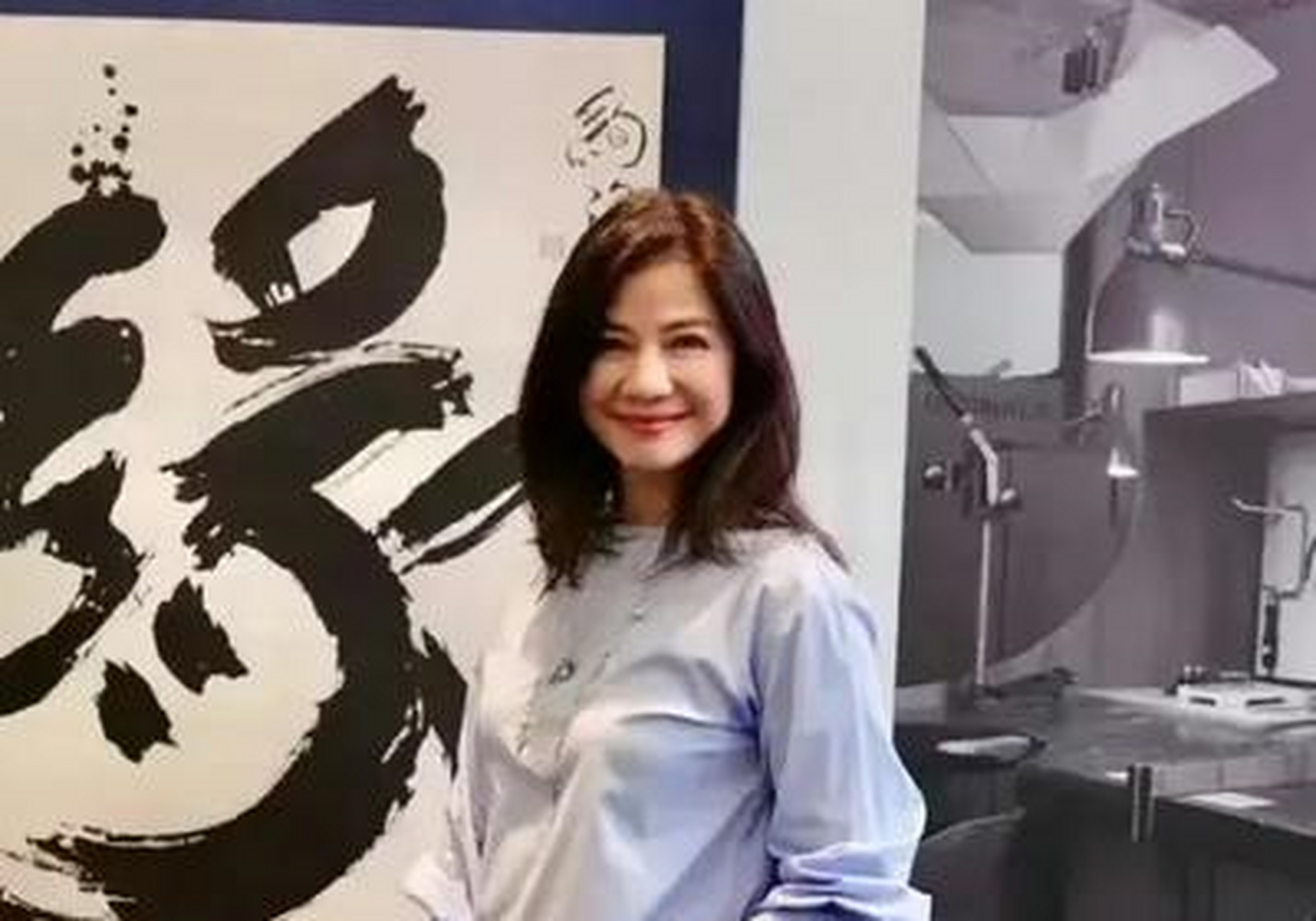 钟楚红和大才子蔡澜合影曝光,红姑61岁嫩得像18,乌黑浓密的秀发抢镜