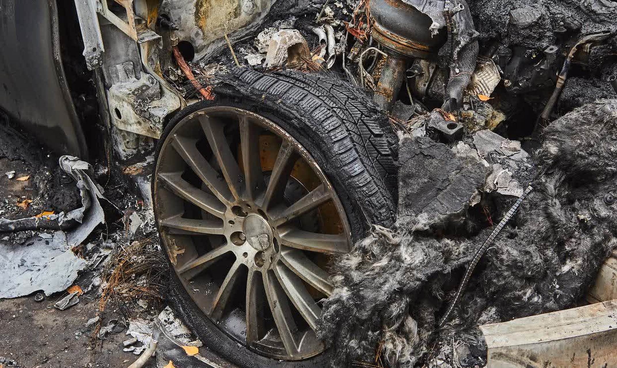 河北一卡车轮胎在充气时突然爆炸. 三人瞬间被炸飞,一人被杀.