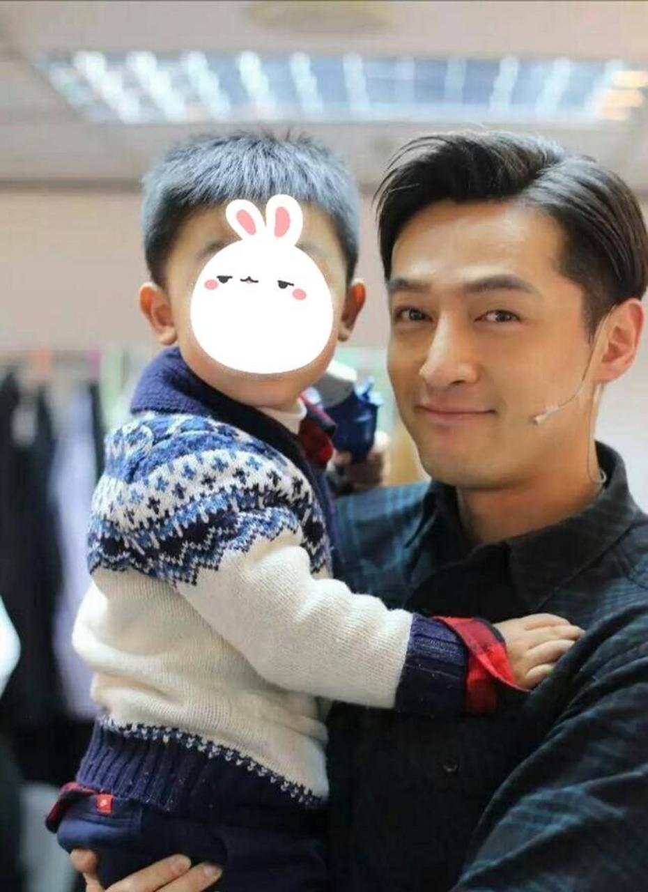 胡歌说第一次抱女儿像抱豆腐# 宣布结婚生女后,胡歌首次正式亮相.