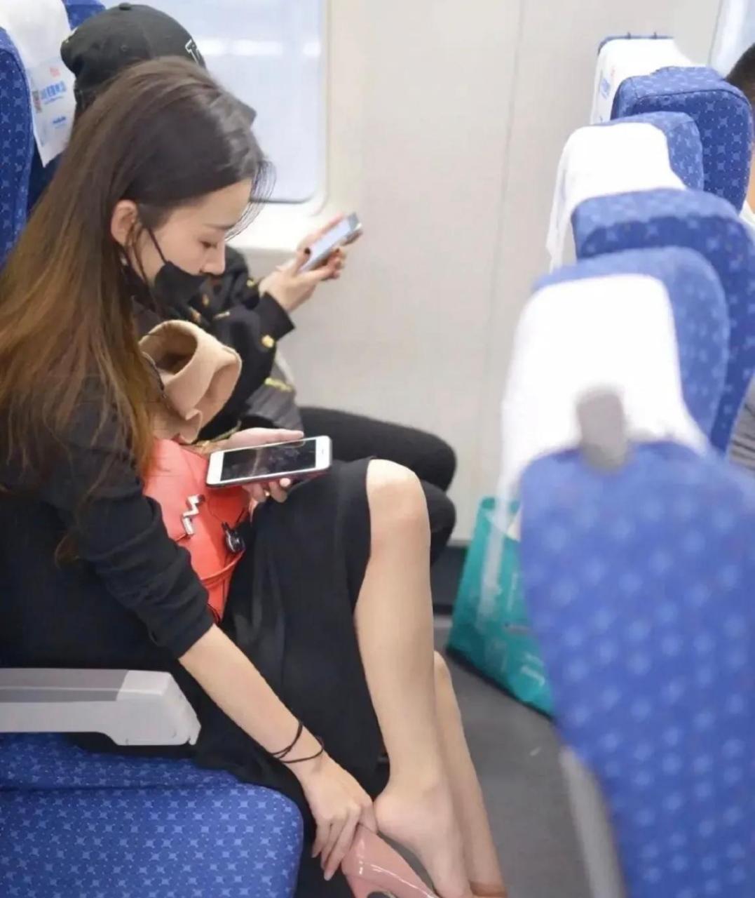 网友:美女你的臭脚丫能不能放下来,侵占我的座位了,太不讲究了!