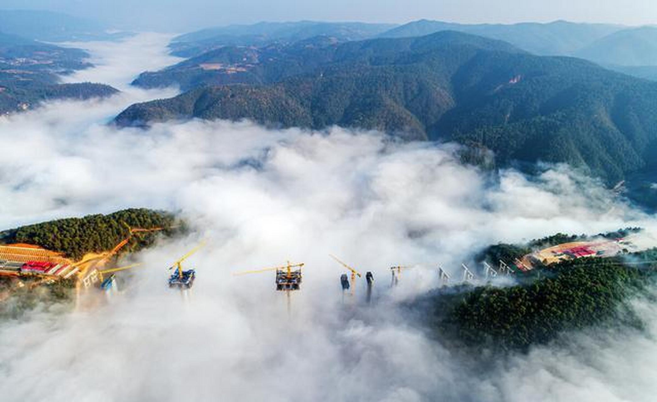 摄影组图:云海中修建的弥楚高速路