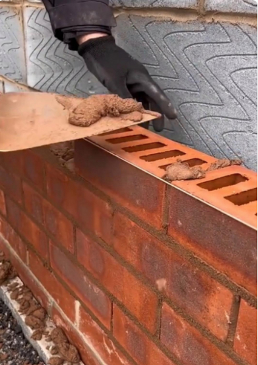 要是这样垒砖,工人们都别挣钱了!