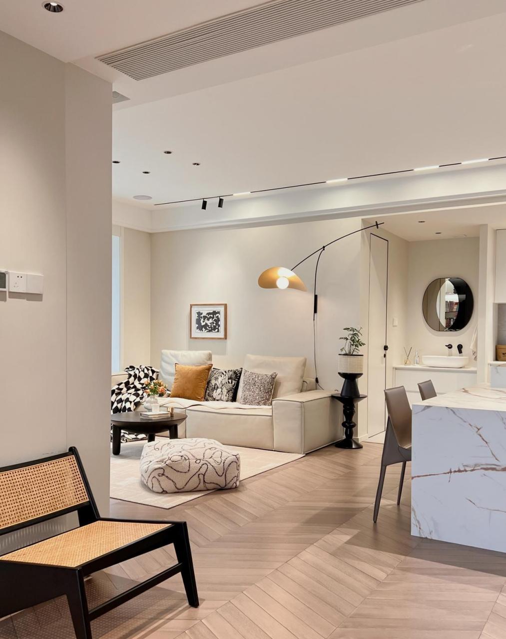 9×3.8 客厅背景墙长度2.9,而且还是动不了的承重墙,沙发长度2.