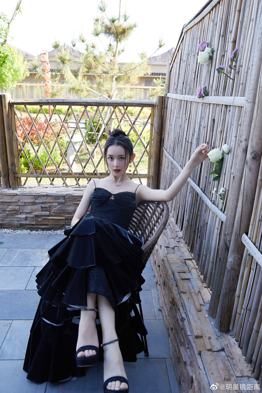 蒋依依黑色吊带礼服显高贵,却不显性感,终究还是身材太平庸了