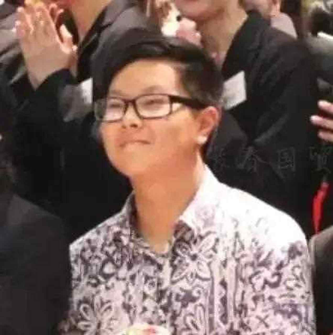 唐国强的两个儿子长大了,岁大儿子唐英涵文质彬彬,身材魁梧帅气,小