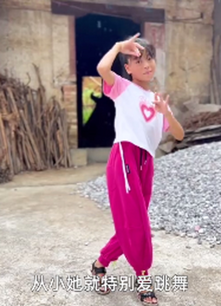 11岁女孩农村土房前自信跳舞#近日,江西宜春.