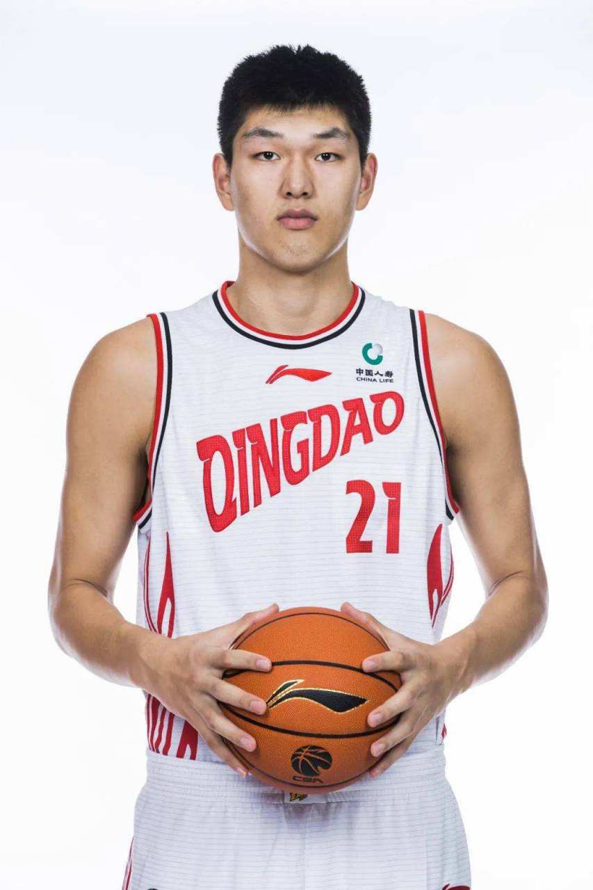 现四名身高220cm以上的年轻中锋高世鳌,余嘉豪,刘传兴,徐昕,谁能成为