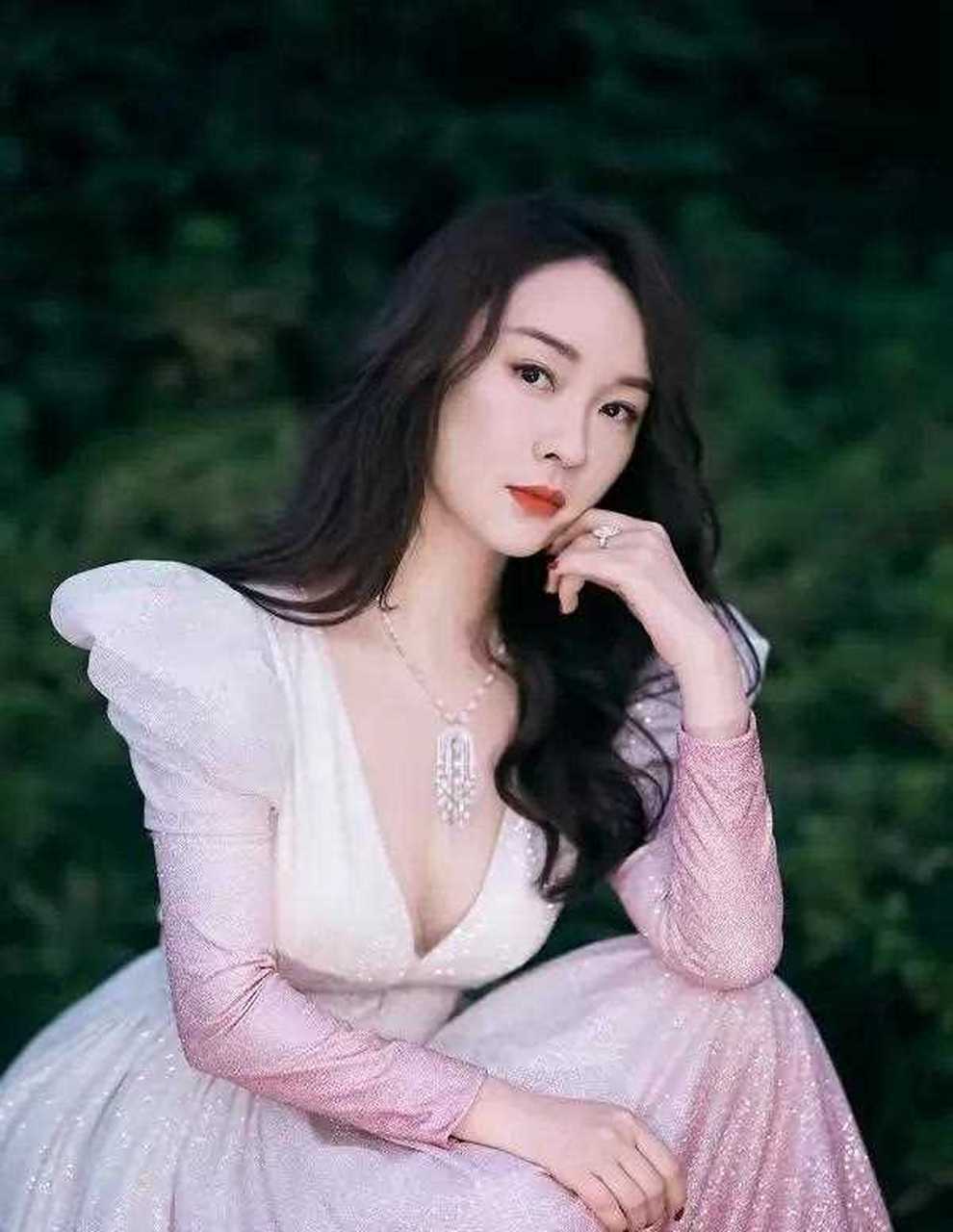 霍思燕穿礼服裙,也太美了.杜江估计当初对她,是一见钟情.