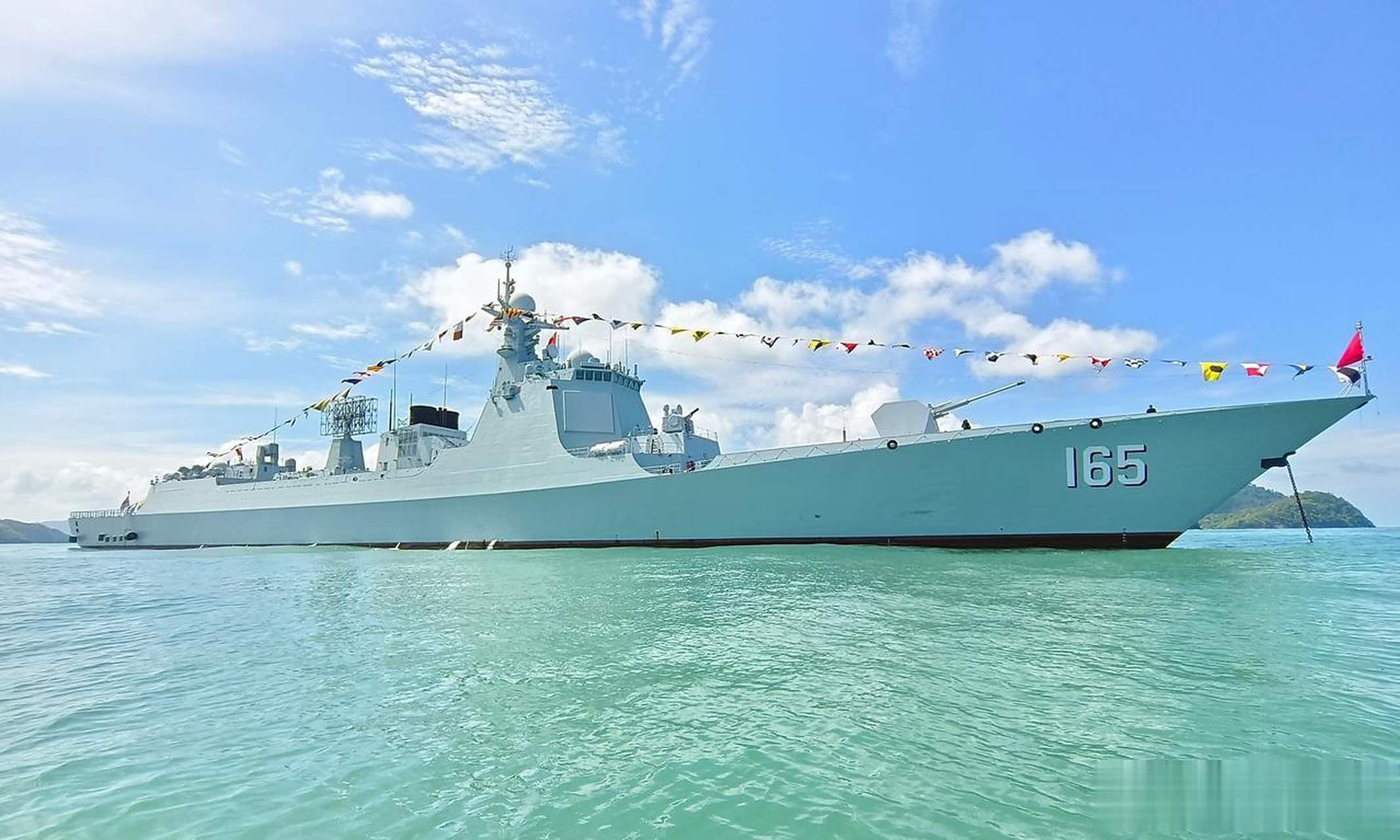 052dl驱逐舰165"湛江舰"前去参加马来西亚防展了,看了一圈现场传来的