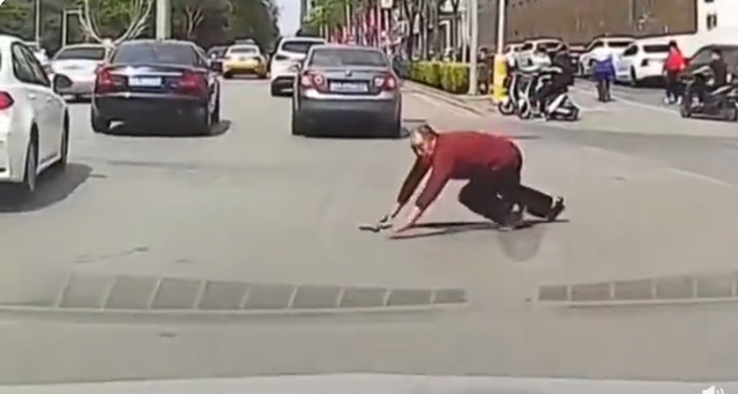 老人碰瓷# 司机:我成功预判了你的预判#碰瓷#  碰瓷是违法行为,迅格