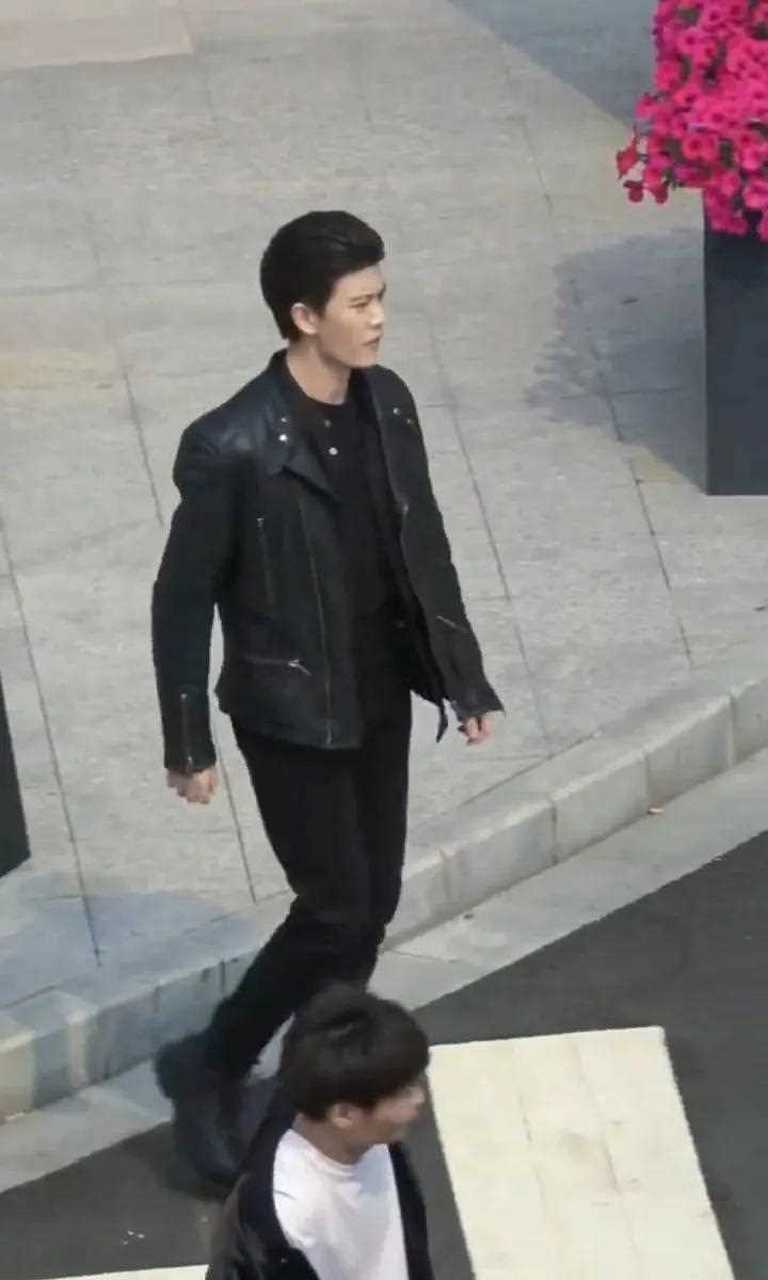 任嘉伦背影照有多好看,不看不知道啊!是不是像岁出头的年纪.