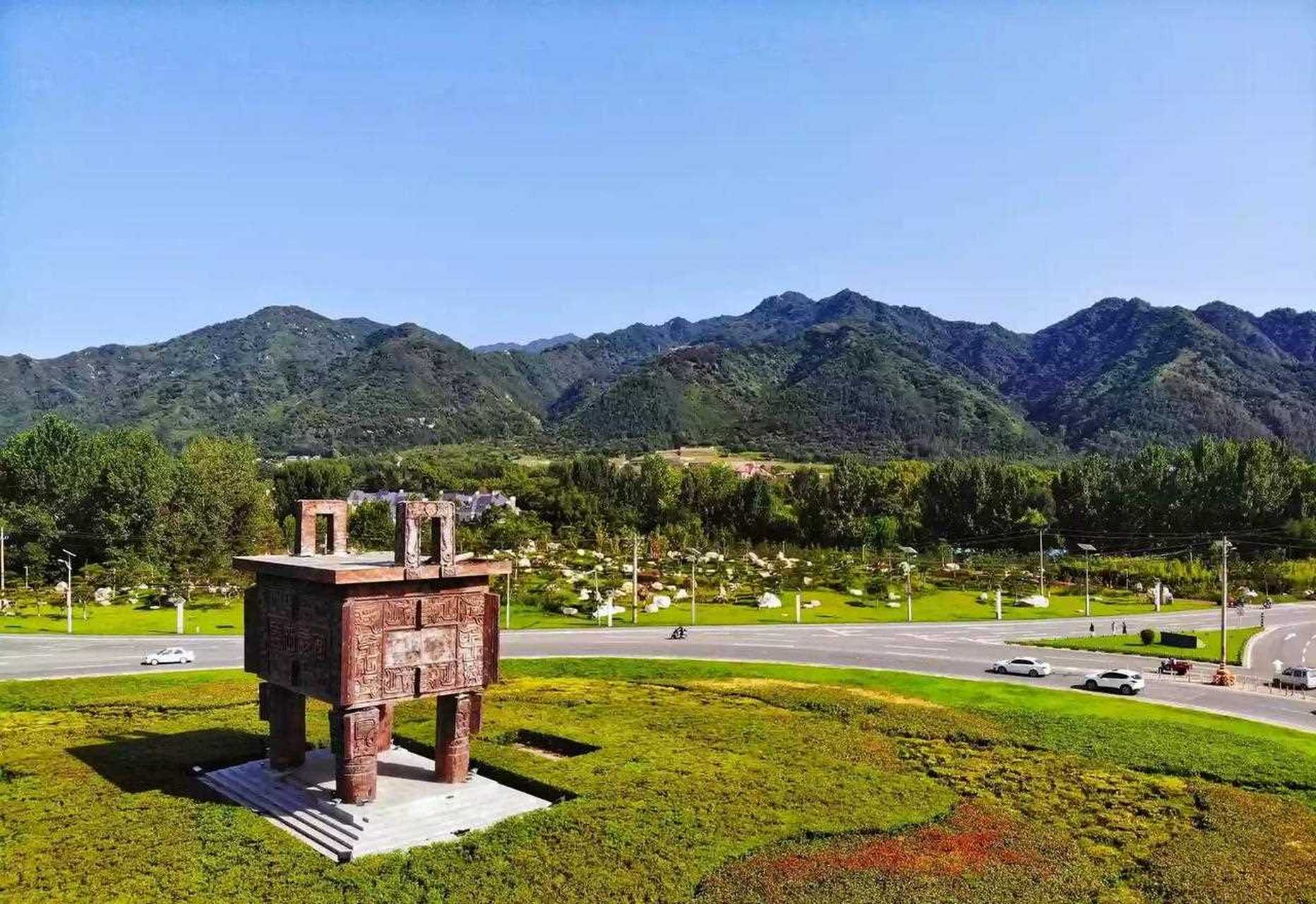 从西安进秦岭沣峪口生态旅游必经的十字路口