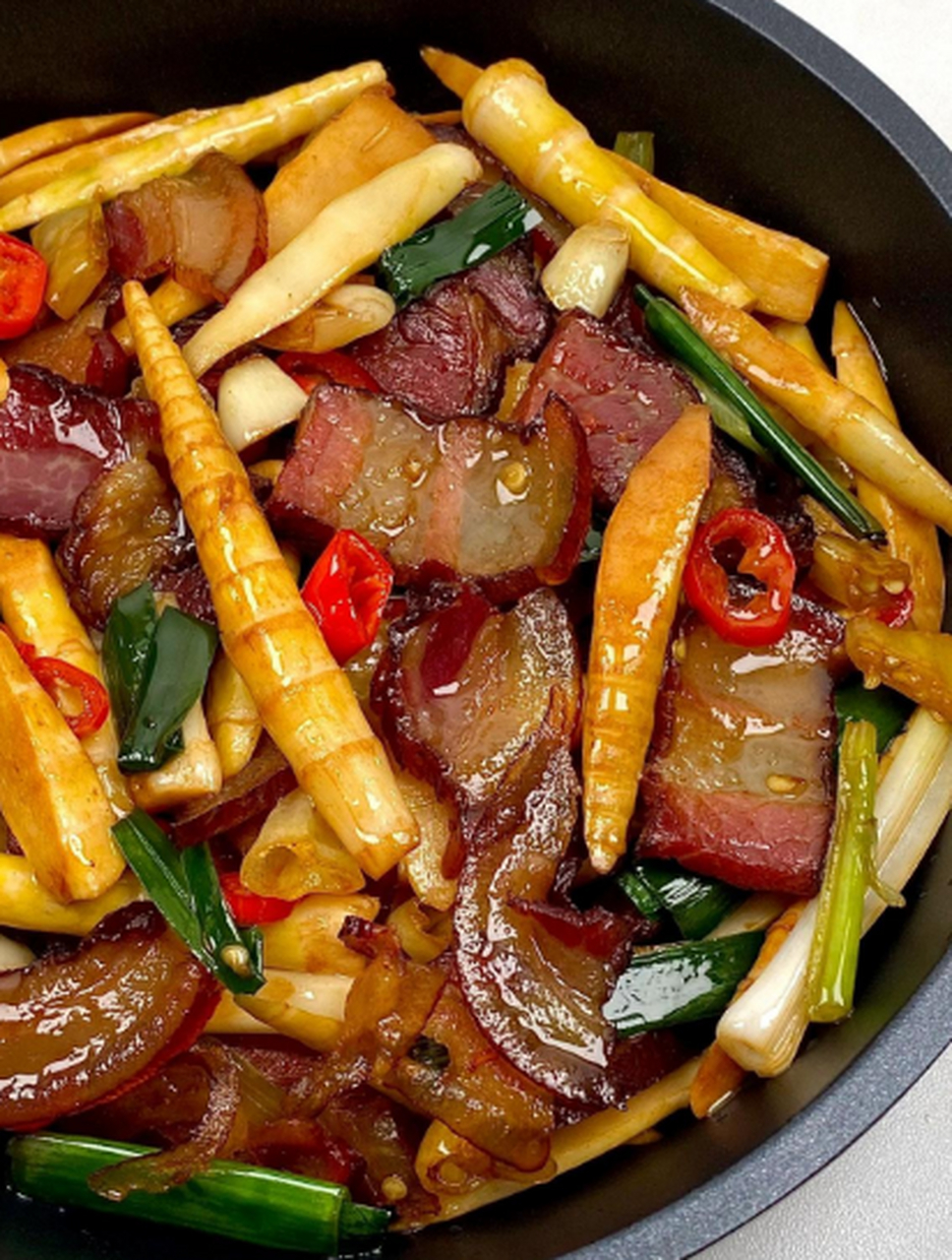 竹笋炒腊肉,巨巨好吃 竹笋脆脆带着腊肉的香味儿,腊肉鲜香有嚼劲,真的