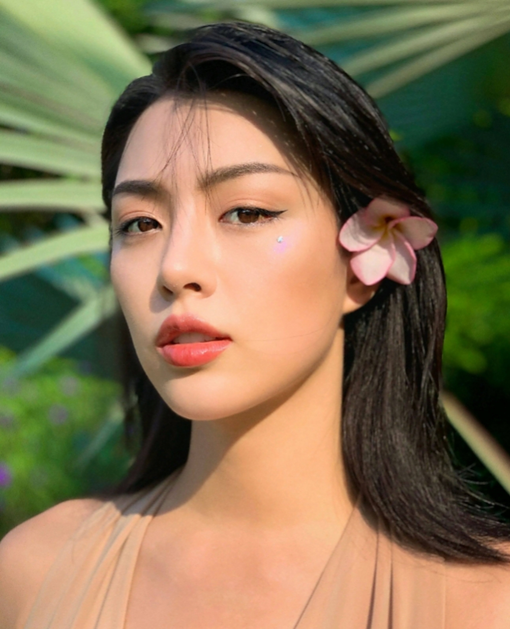 余薇薇,一个备受瞩目的新晋女演员,在中国电影界崭露头角.