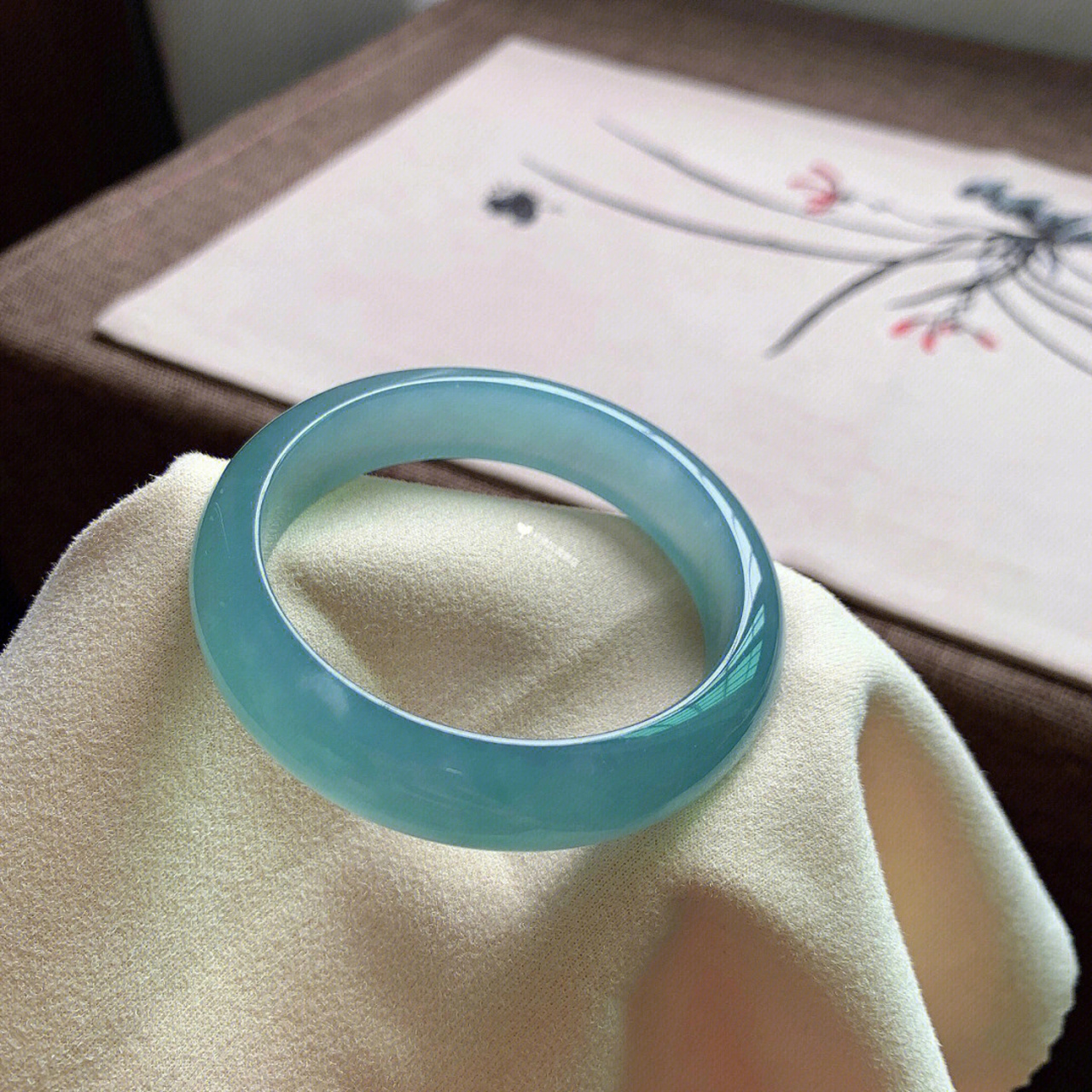 冰种湖水蓝翡翠手镯 充满色泽魅力的一条手镯冰种湖水蓝 独特的色泽