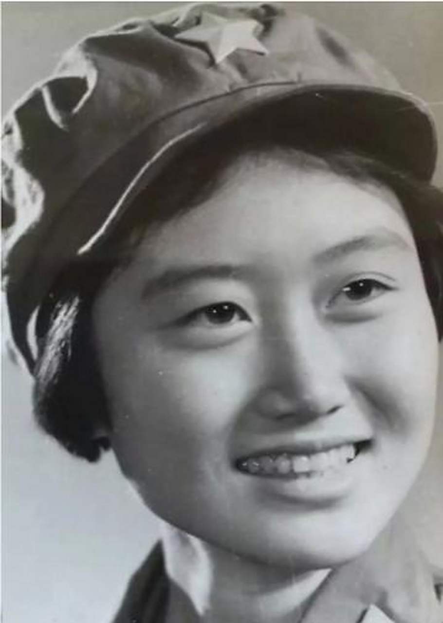 这是谢富治与刘湘屏的女儿刘小沁.