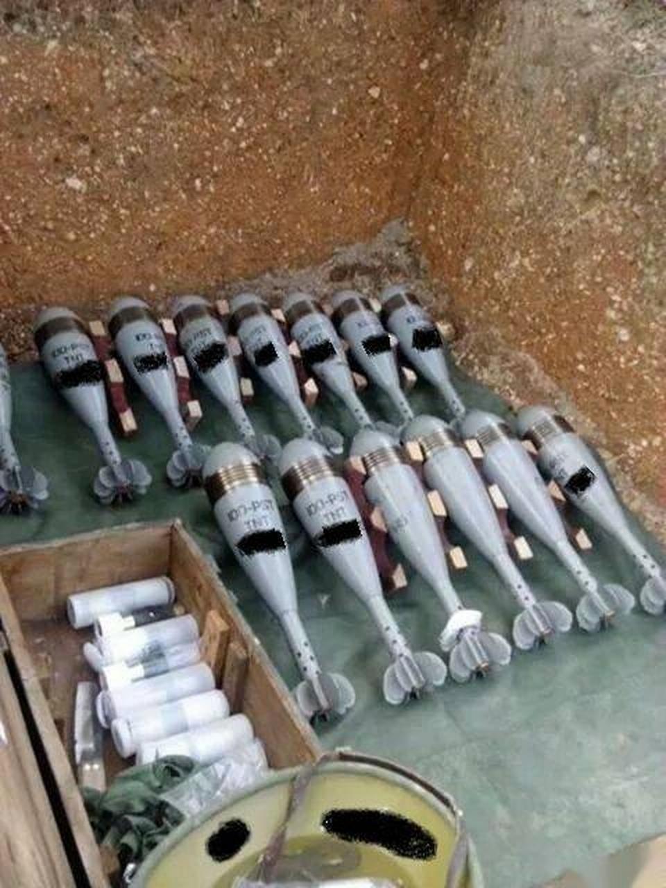 越南军队新兵学习如何准备 100 毫米迫击炮以执行野战射击任务.