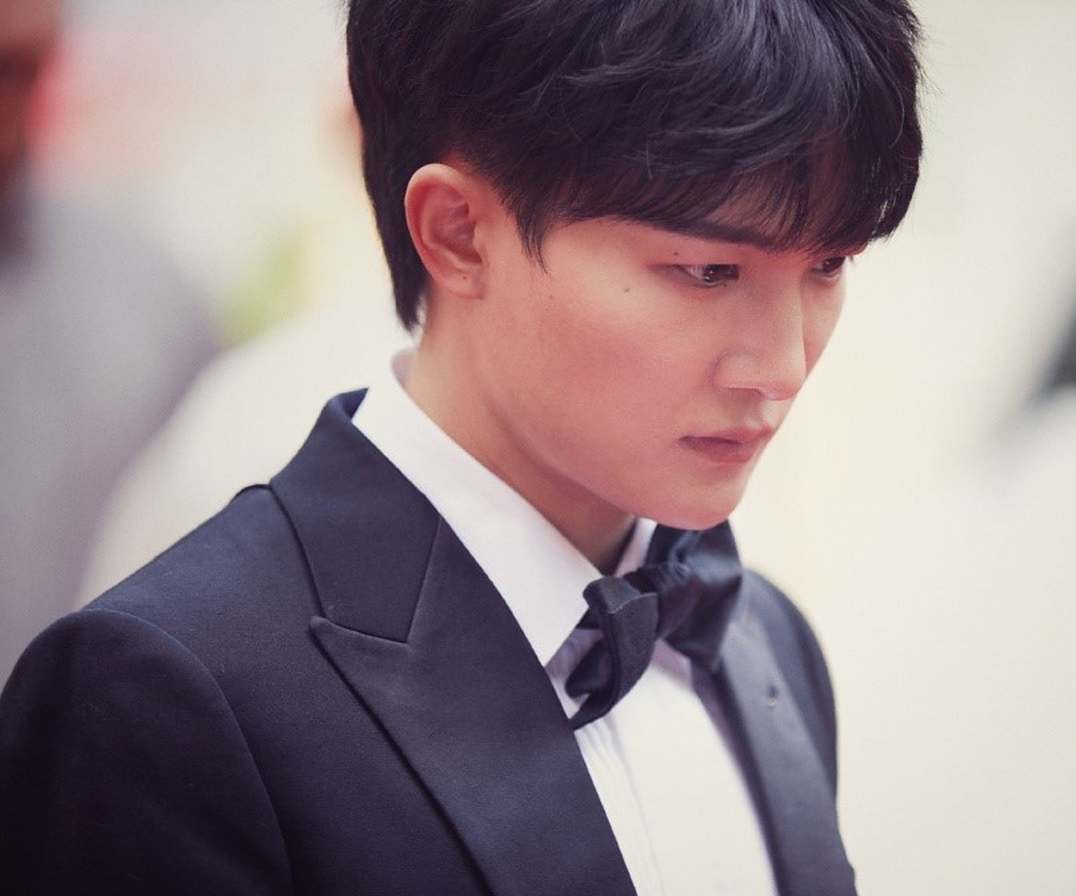 星闻#  周深真是又好看唱歌又好听,穿西装还有一种令人亲近的气质.