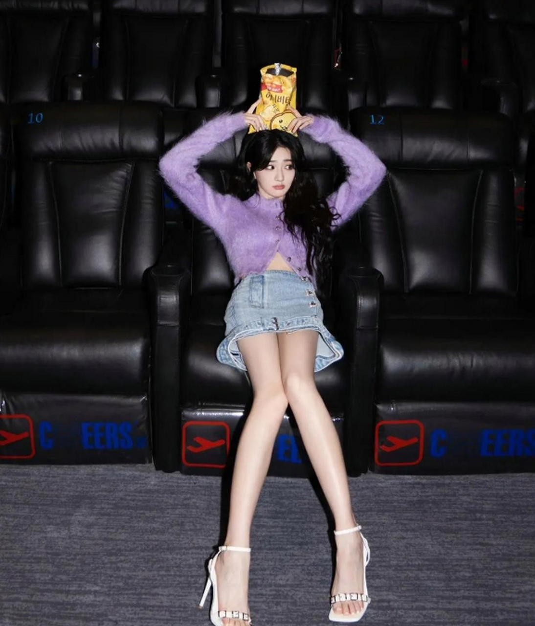 徐璐穿紫色上衣搭配牛仔短裙,清纯时尚,温柔甜美,大秀美腿!