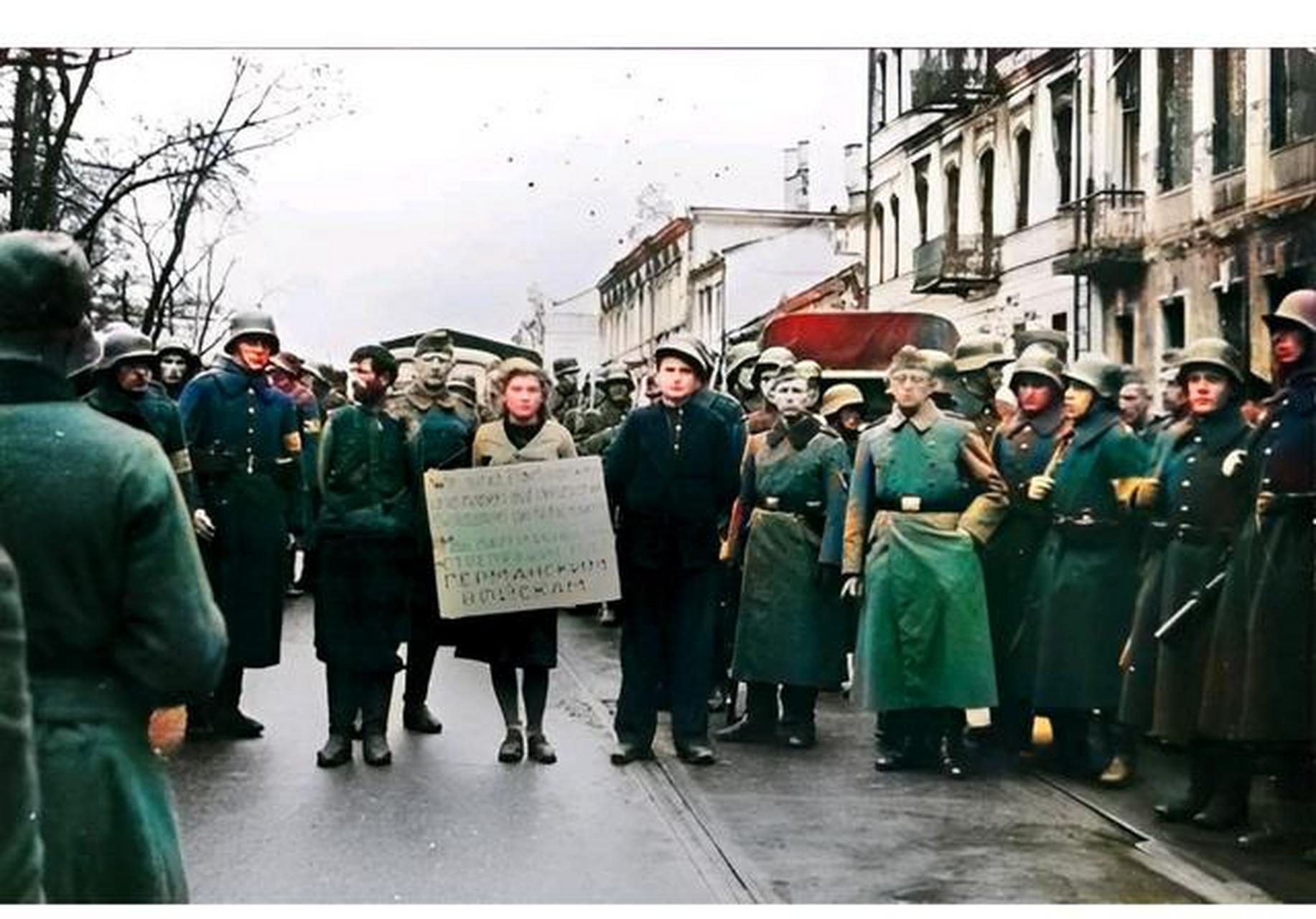 1941年,苏联女英雄,玛莎·勃洛斯金娜就义前后的画面.