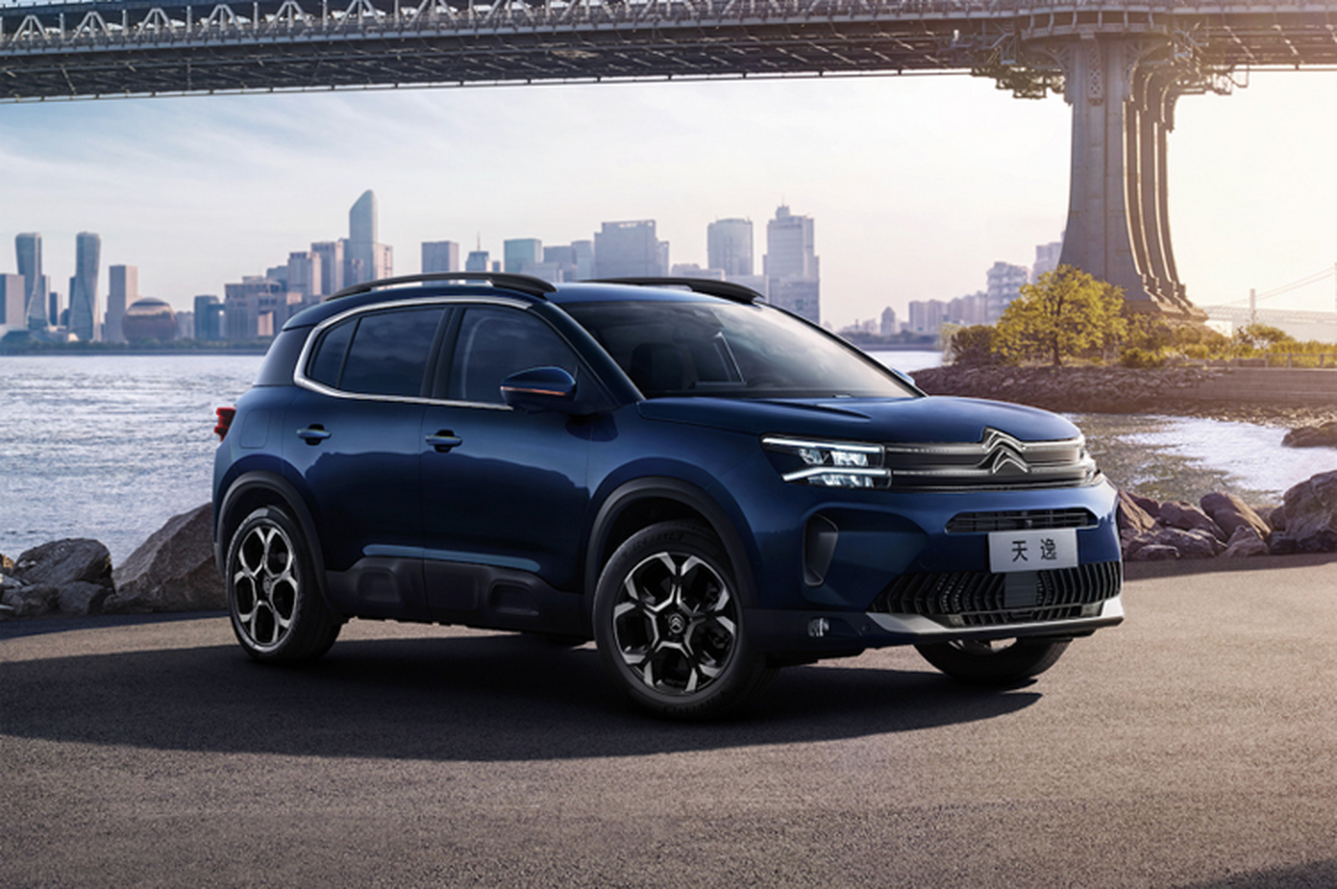 近日,新款天逸c5 aircross正式开启预售,新车推出两款车型,预售15.