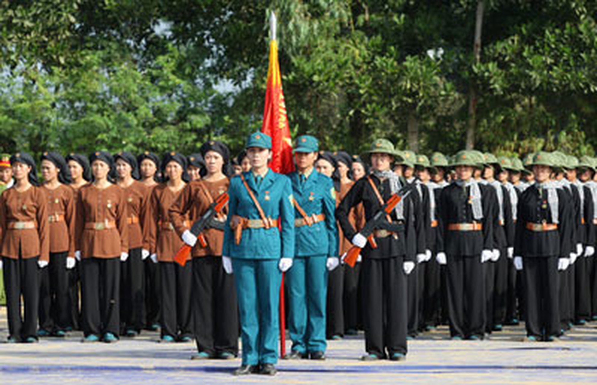 阅兵式中的越南女民兵,大家看看这精气神怎么样?#军事天地