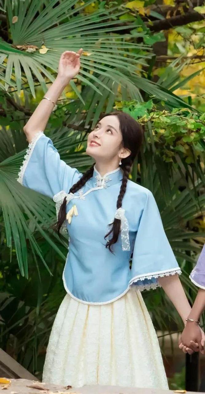 古力娜扎气质百变,穿民国学生装,清纯秀丽,颜值爆表,美成"初恋"模样!