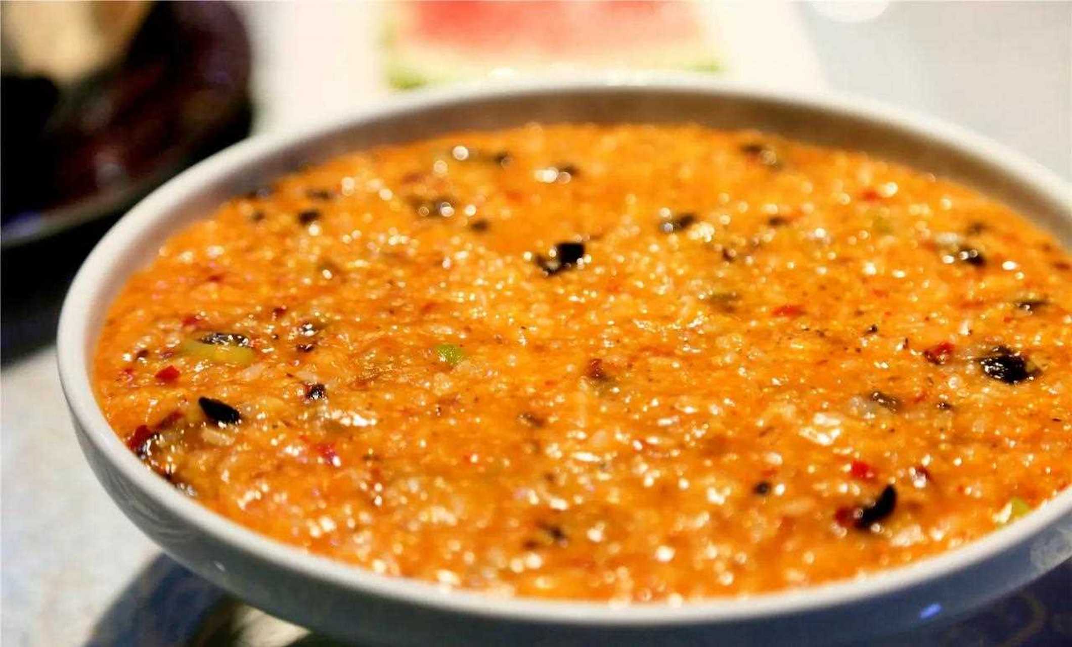 [鄙视] 点一盘炒酸粥,酸和辣在粥中寻找平衡,粒粒红腌菜,浓香的胡油