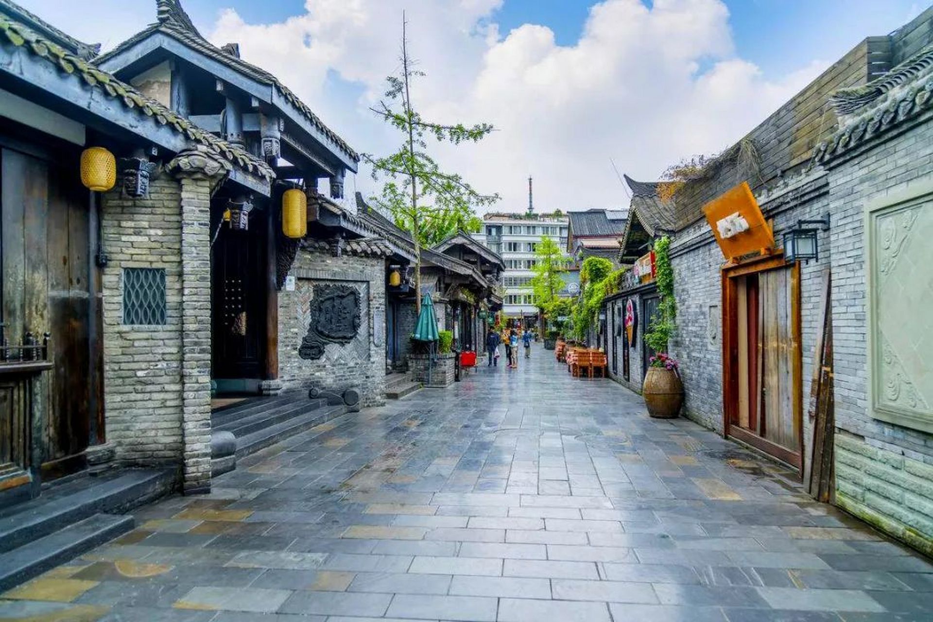 成都旅游景点# 成都最有人气的网红景区《宽窄巷子》是目前成都打造