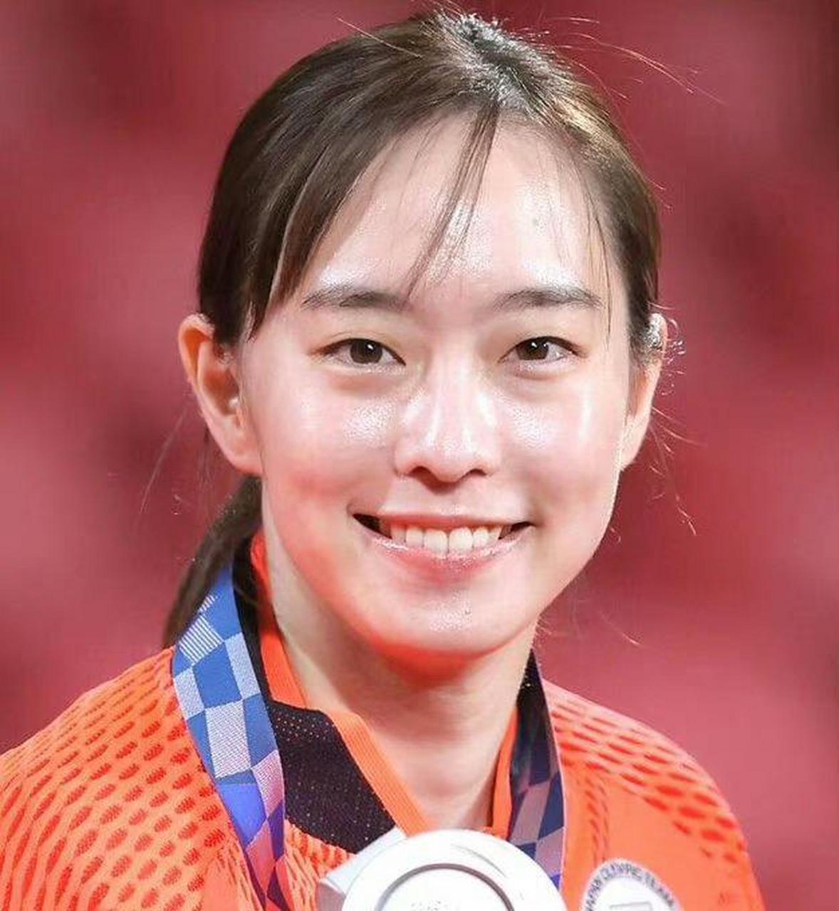 石川佳纯宣布退役 北京时间5月1日,日本乒乓球世界冠军石川佳纯官宣