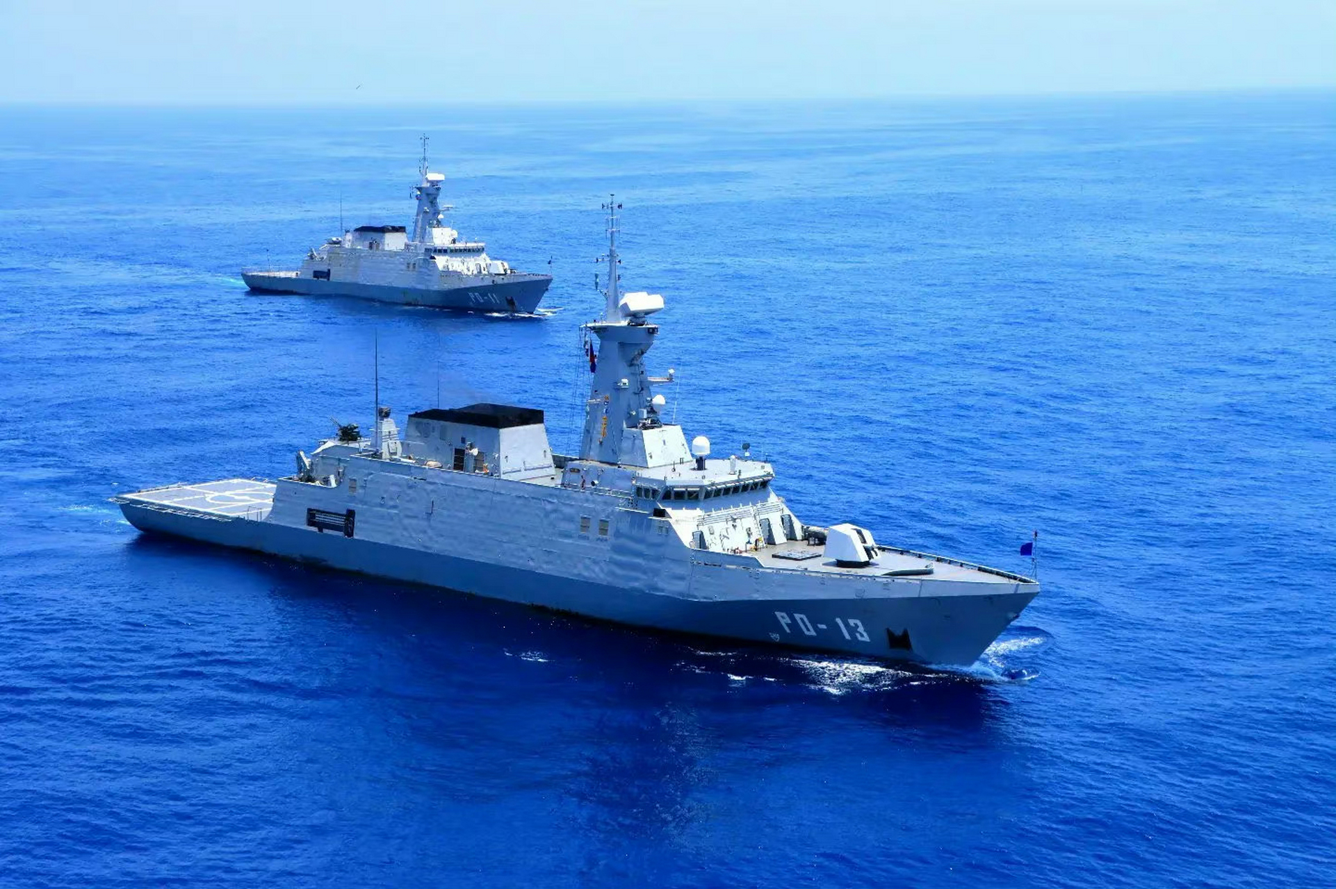 对海军装备没研究,话说图片中的军舰是哪个国家的,什么型号?
