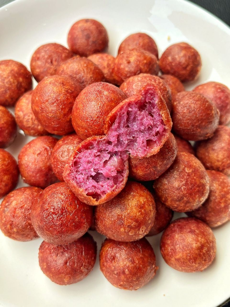 制作红薯紫薯小圆子的要点:  材料:红薯,紫薯,糯米粉和砂糖.