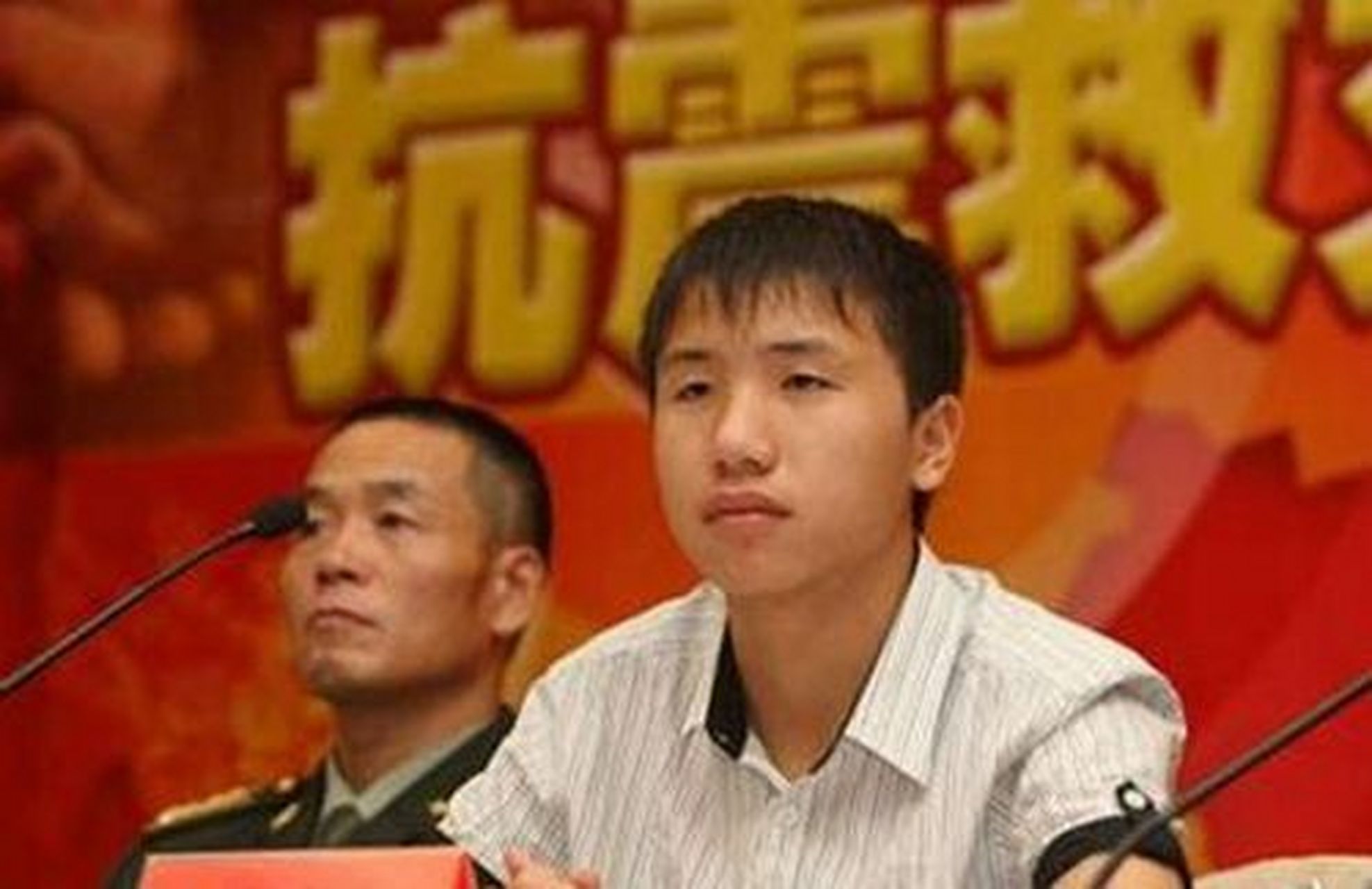 雷楚年,曾经在2008年汶川大地震中勇救七名同学的英雄少年,最终却因为