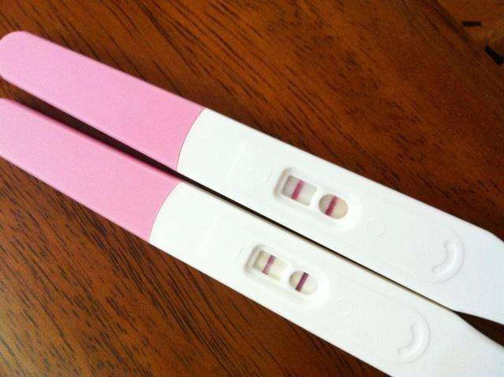 月经周期准确的女性,一般在同房后15天使用验孕棒检测即可较准确地