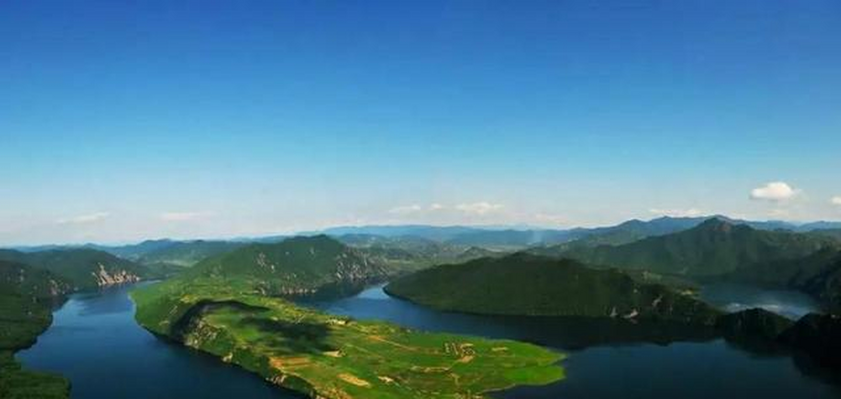 通化有中国最大的火山口湖群,龙湾群国家森林公园,位于长白山系龙岗