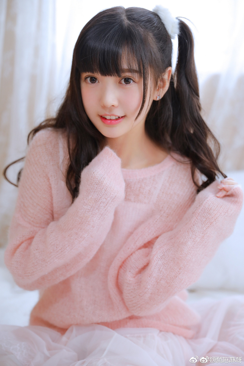 英语课,老师抽他回答问题说"woman"这个单词什么意思,他是个英语白痴