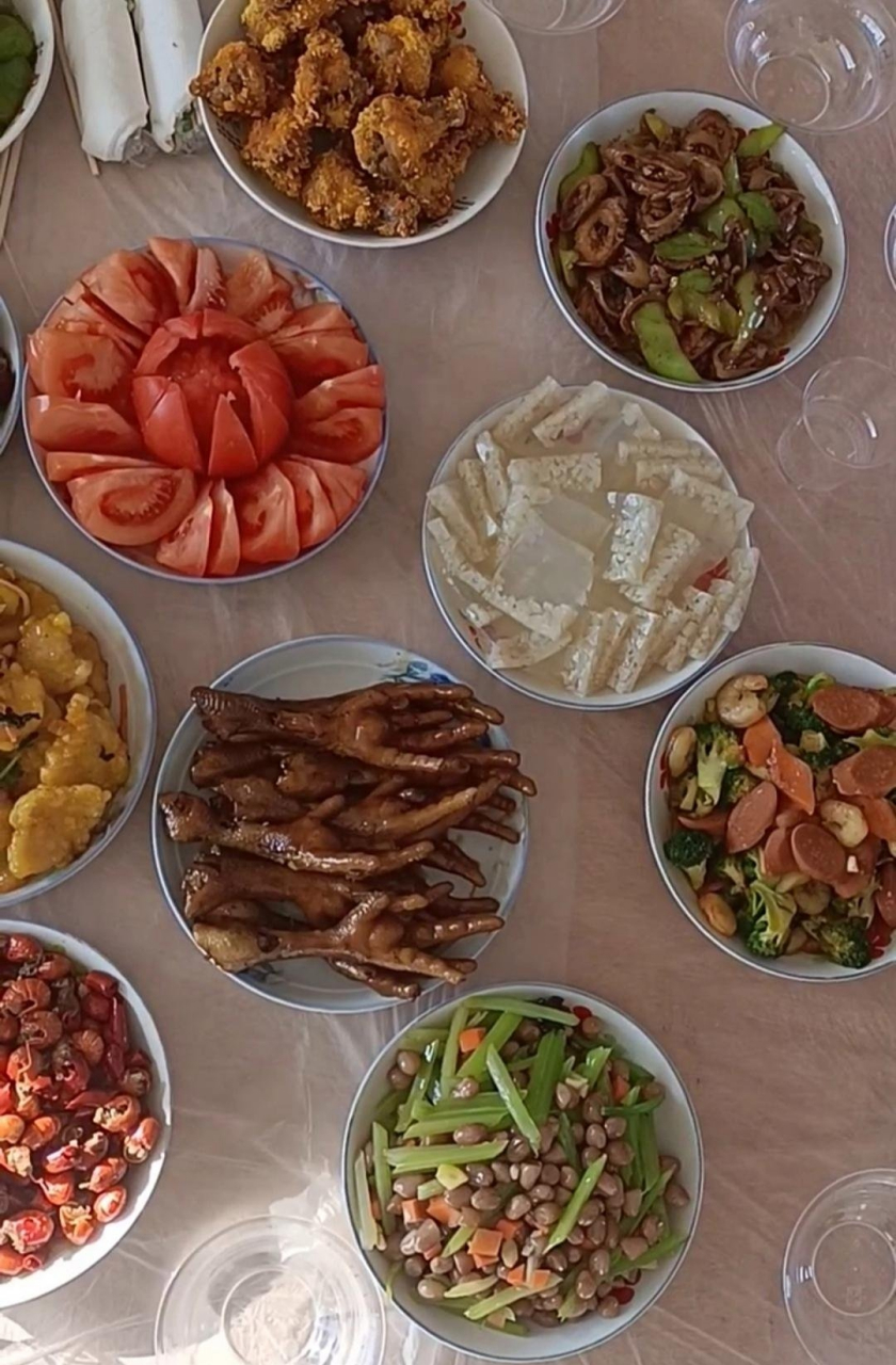 一看婆婆就是个讲究人,家里来客人了,摆的菜真整齐!