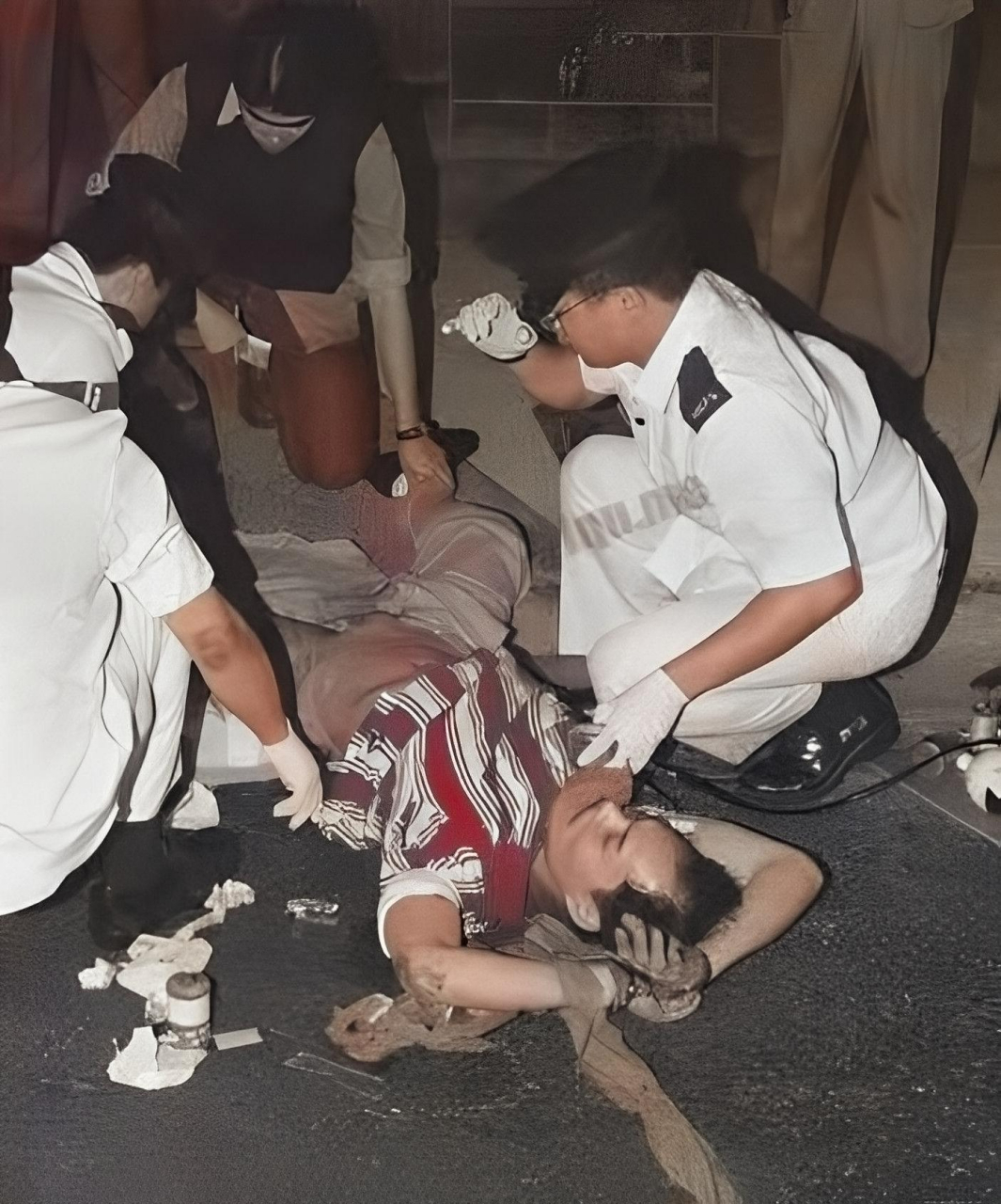 1996年,香港,"悍匪"叶继欢被抓获后的一张照片,他手持ak-47步枪,与