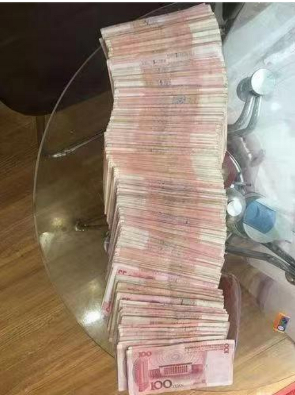 女朋友的妈妈给我200万现金让我和女朋友分手,我真的没法选择