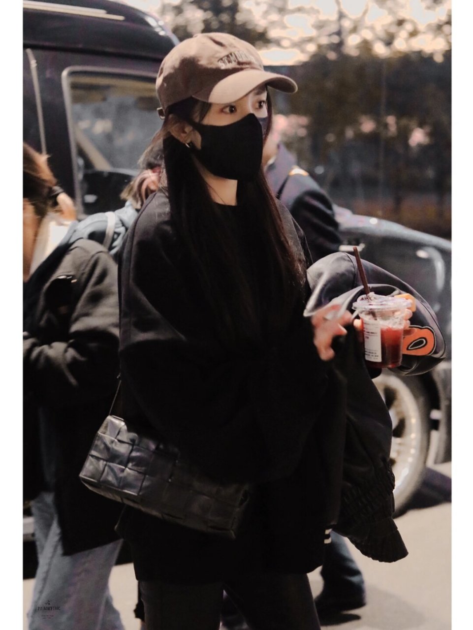 这一套黑色卫衣搭配同色系皮裤与包包的造型,既简单又时尚