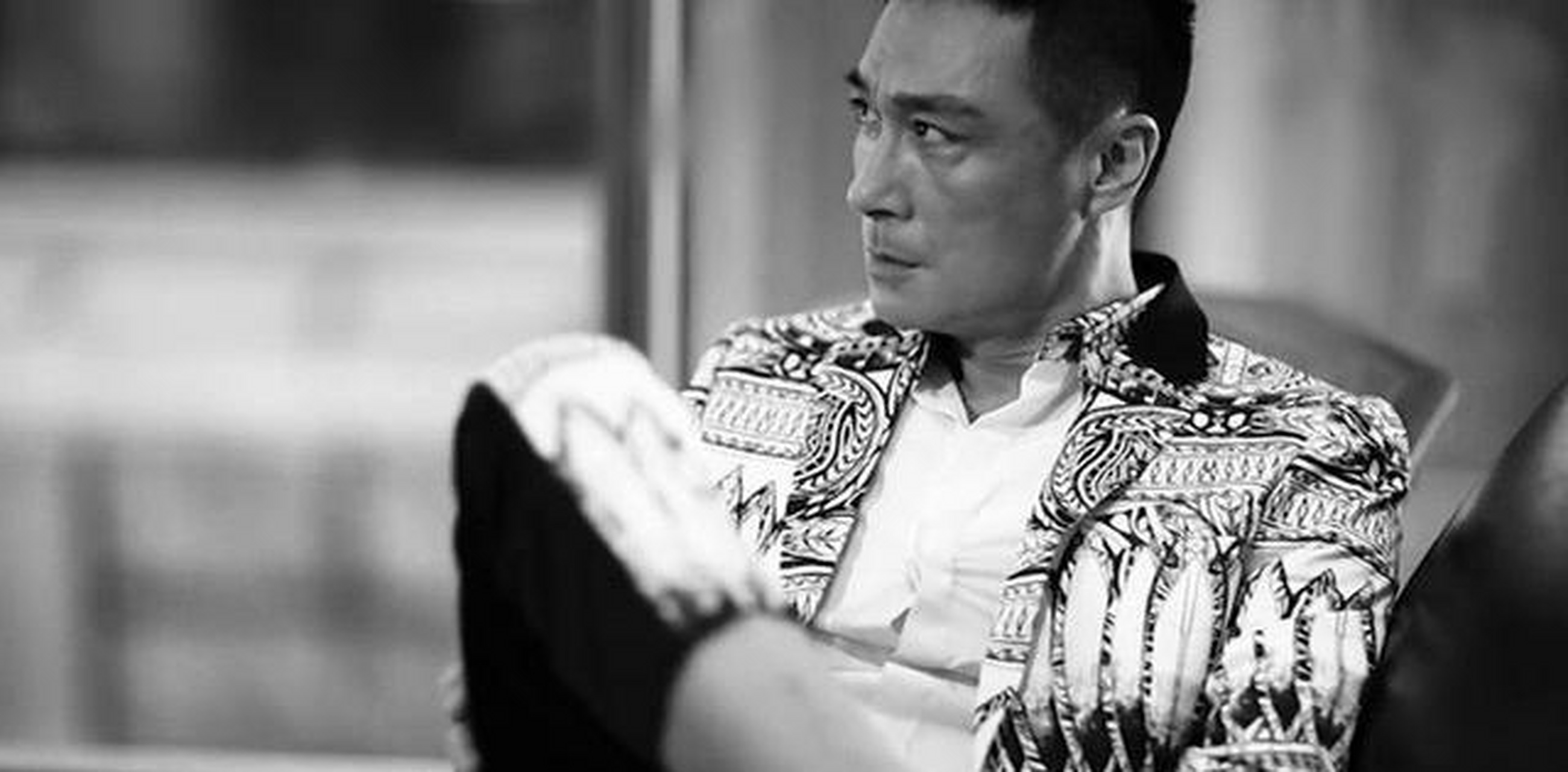 在《爆裂刑警》中,吴镇宇是身患绝症的刑警mike,为了身后事而去铤而走