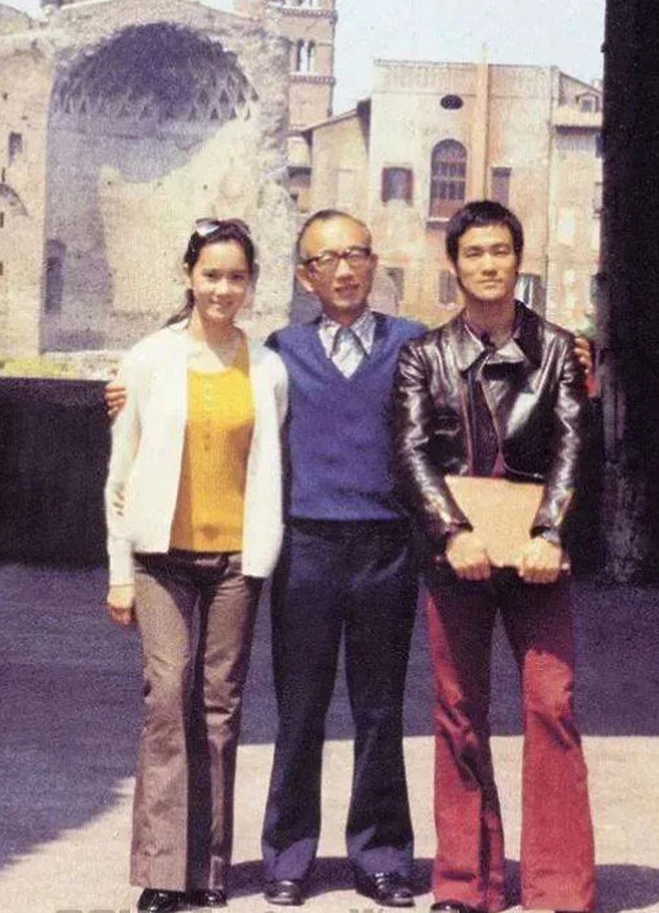 1972年,意大利罗马斗兽场,李小龙和邹文怀,苗可秀的合影,已经有两位