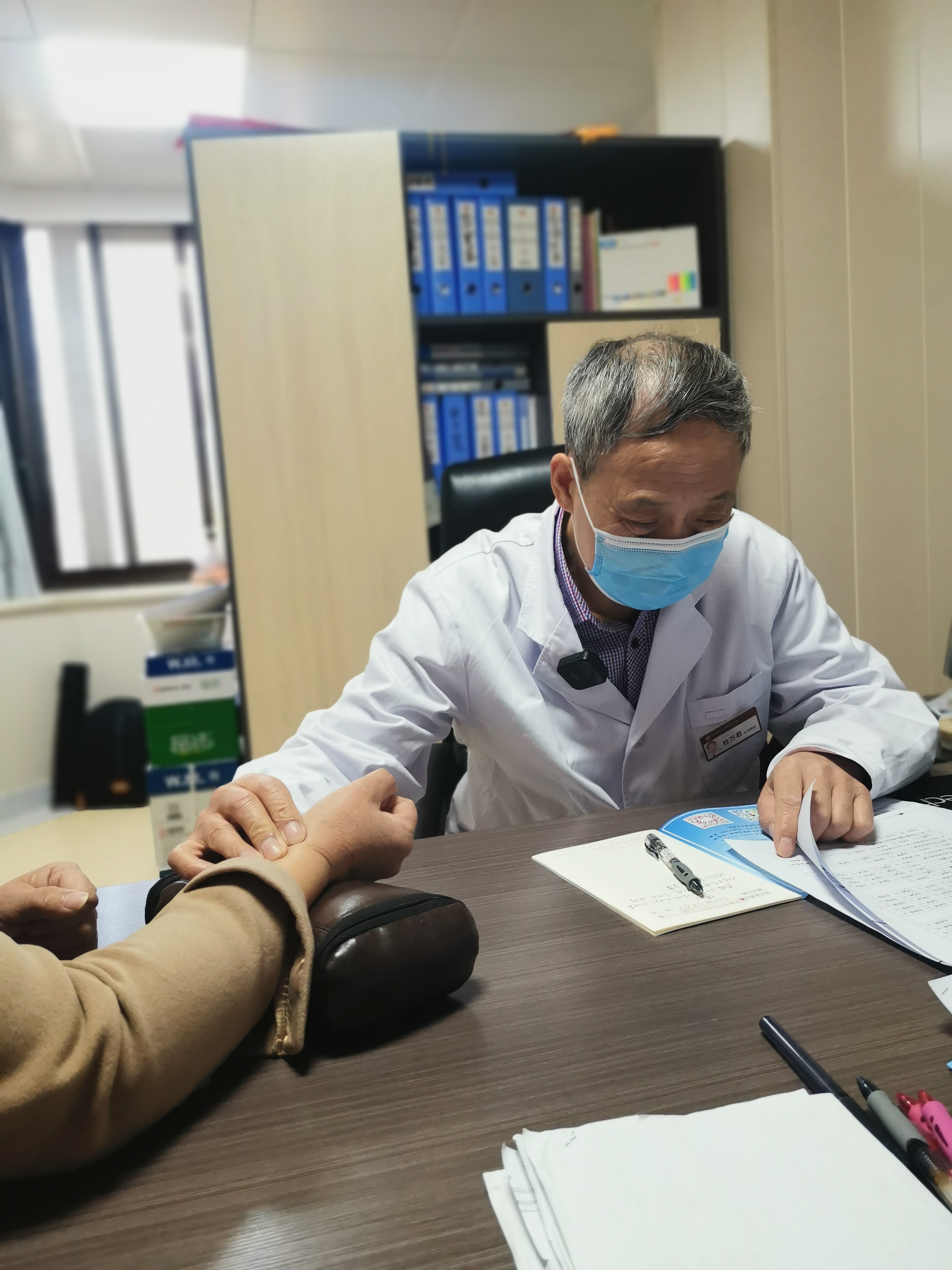 1,舒眠胶囊(疏肝解郁) 适合急躁易怒,失眠多梦,口苦.