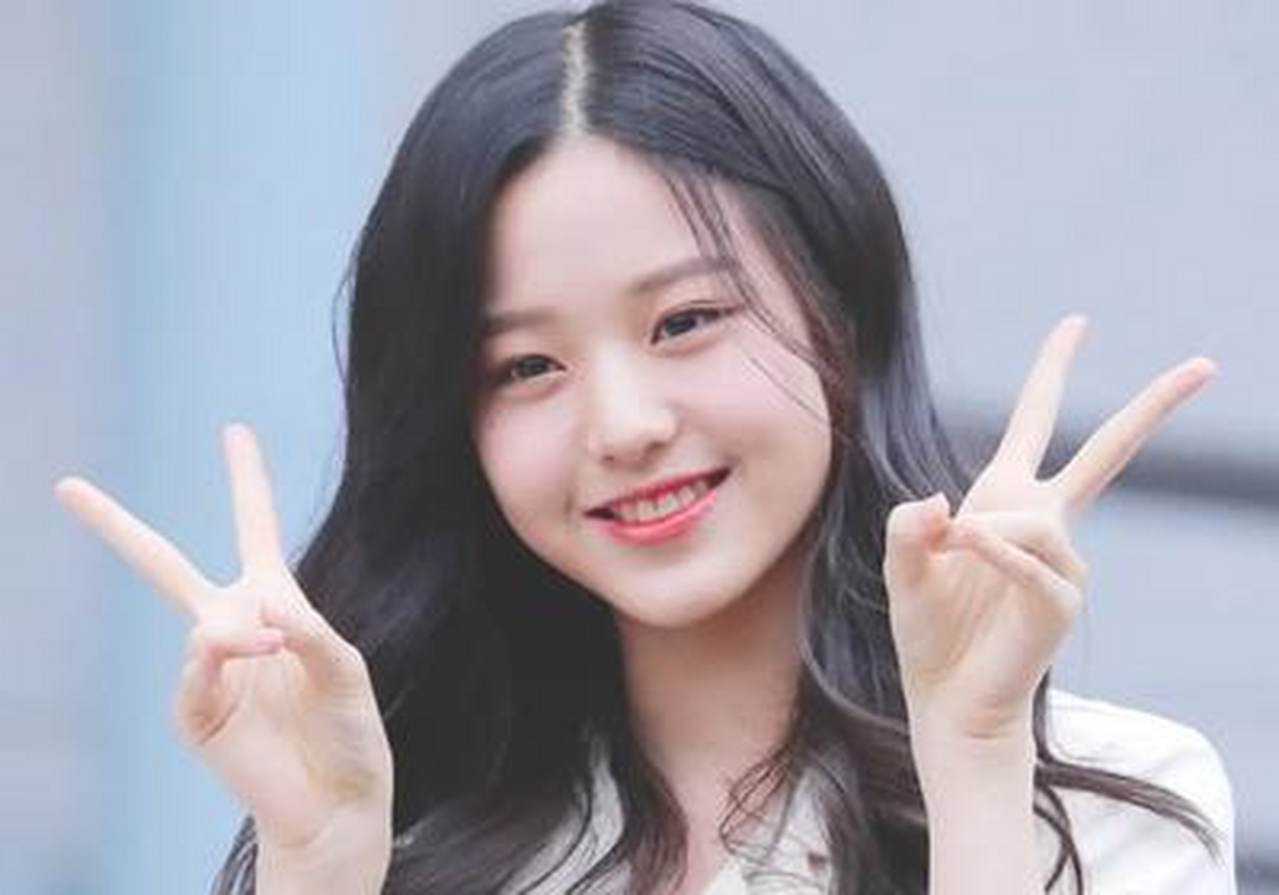 张云英14岁就出道,绝对童星,甜美的脸庞,清秀的发型,街拍中搭配白色