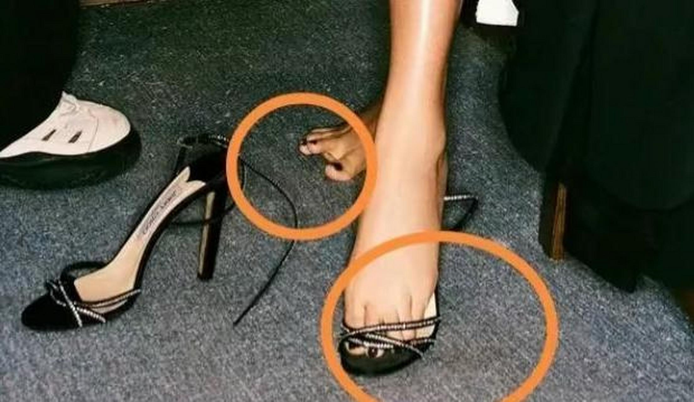 之前不愧是混好莱坞的,朱珠穿的高跟鞋,简直让人大开眼界.