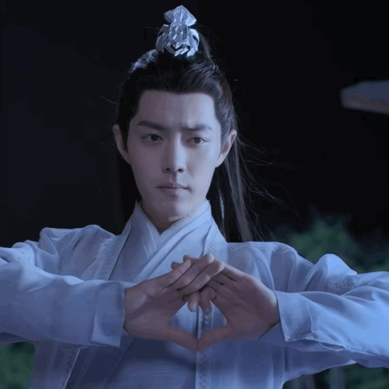 《玉骨遥》时影(肖战饰)大神官连施法都是爱心的模样,太逗了!