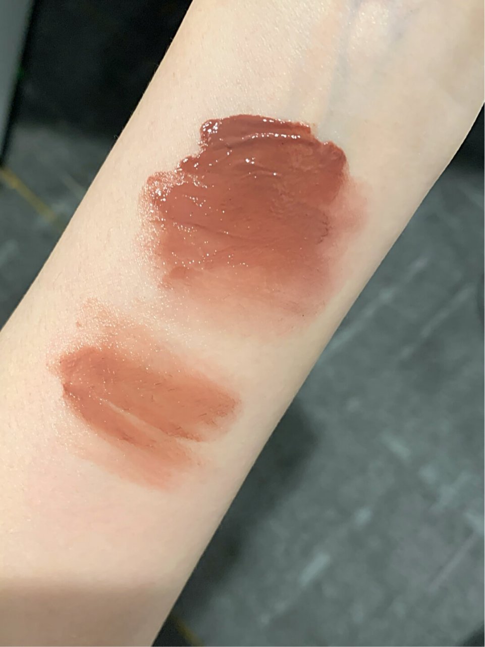 迪奥426肉桂奶咖  这支唇釉我已经使用很长时间了,可以看出它的变色