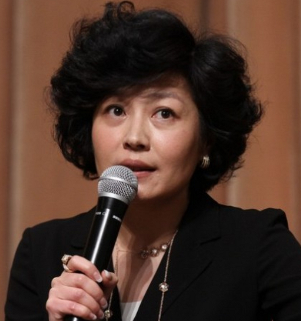 50岁哈文传来喜讯,本人亲自晒照片官宣,圈内外纷纷送祝福.