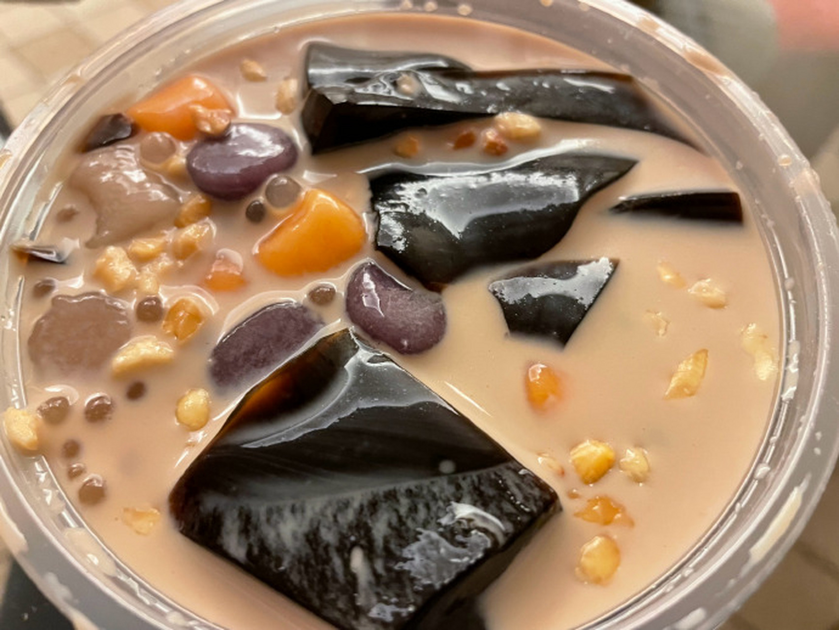 如何区分烧仙草和龟苓膏?我吃起来感觉差不多.