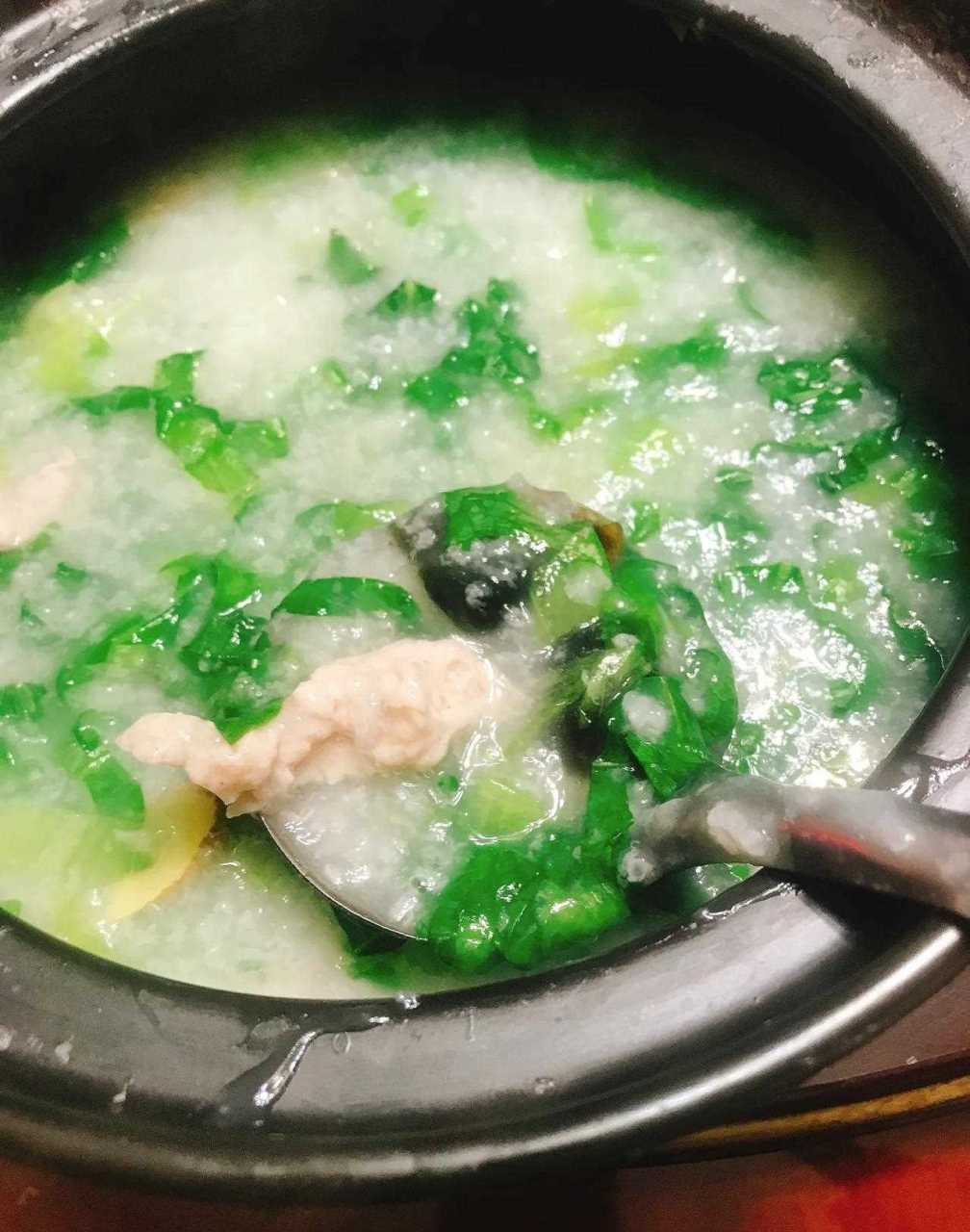 今日晩餐煮了我们家最喜欢吃的生菜皮蛋瘦肉粥,[饺子] 一点不输酒店里